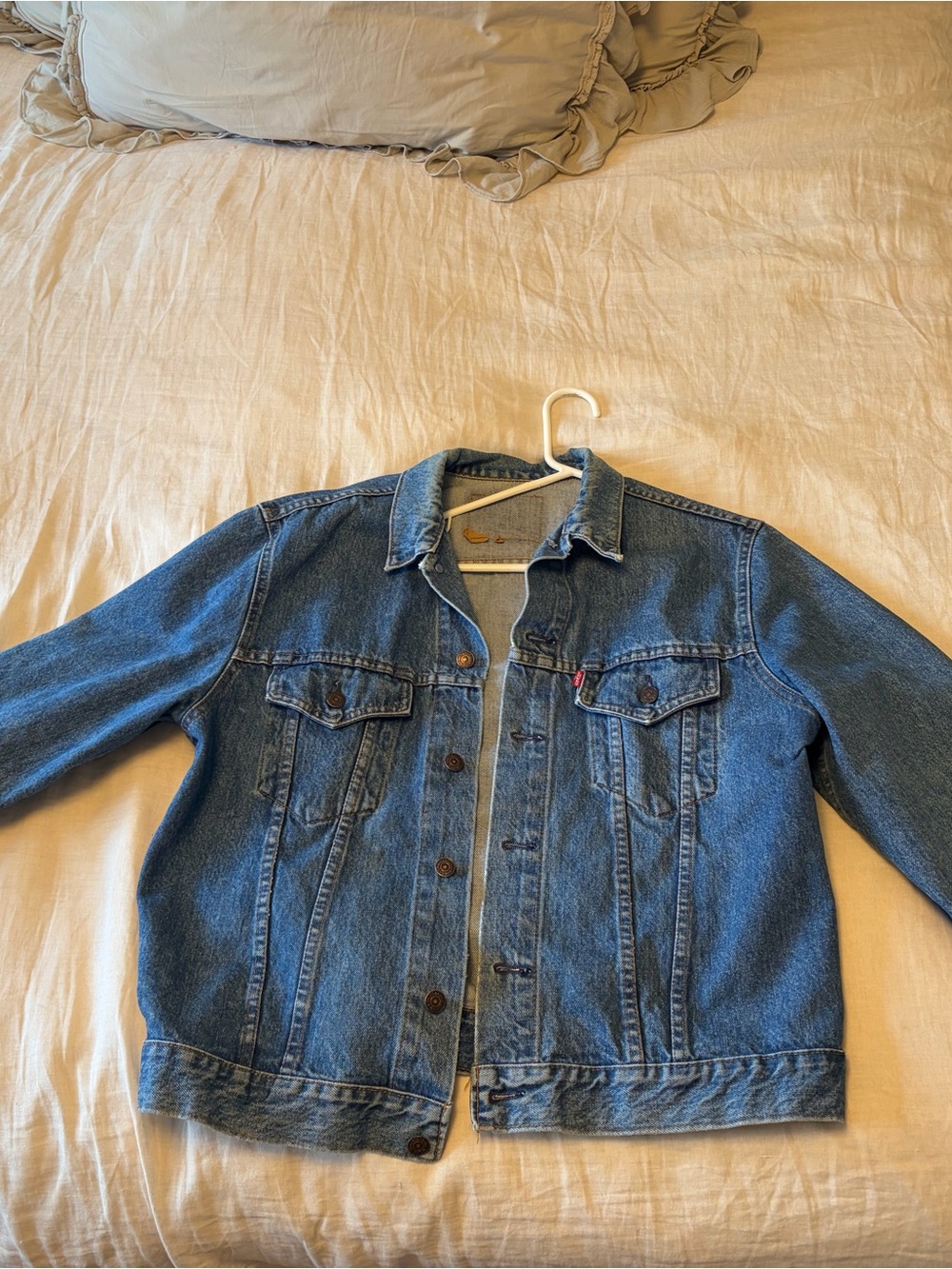 Vintage Levi's Denim Jacket in Men’s L/XL (Oversized fit for women’s S/M)